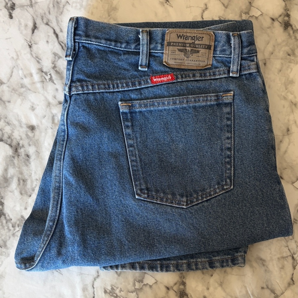 Wrangler Men's Straight Fit Medium Blue Denim Jeans